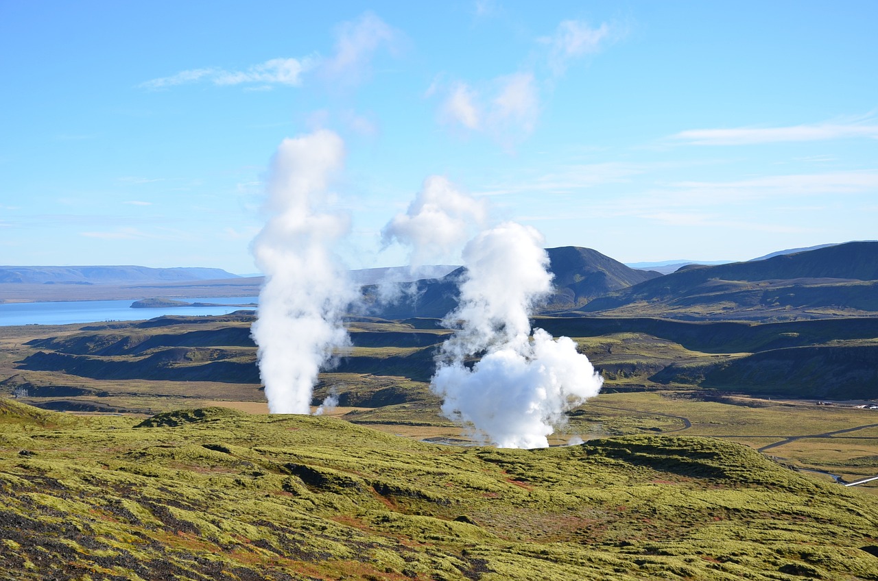 découvrez l'énergie géothermique, une source d'énergie renouvelable et durable, utilisant la chaleur de la terre pour produire de l'électricité et chauffer les bâtiments. explorez ses avantages écologiques, ses applications variées et son potentiel dans la lutte contre le changement climatique.
